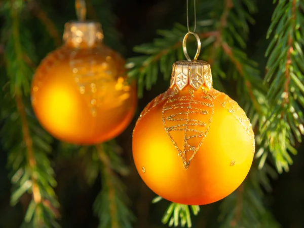 スプルースのオレンジ色のボール、クリスマスの飾り付けとクリスマスツリーの一部 — ストック写真