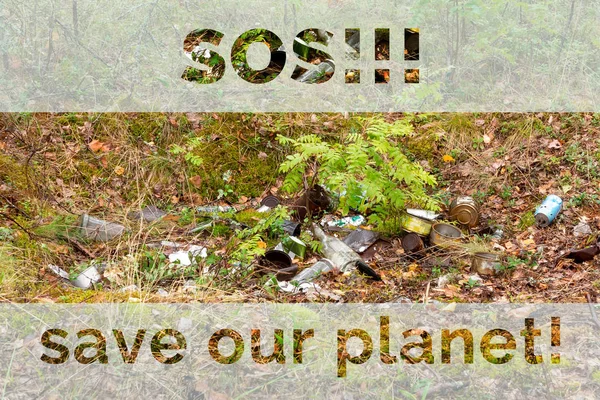 Basura en el bosque, la inscripción SOS y salvar nuestro planeta, concepto ecológico —  Fotos de Stock