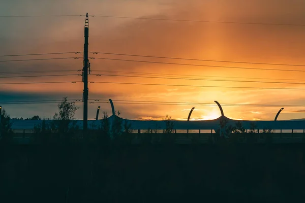 Autobahn und Stromleitungen im Hintergrund des Sonnenuntergangs — Stockfoto