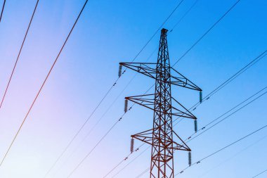Mavi gökyüzü güç iletim pilon