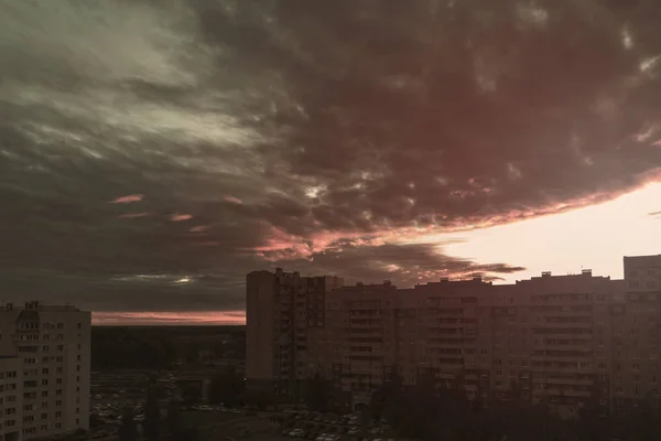 Mooie dageraad over stad huizen, dramatische wolken, achtergrond — Stockfoto