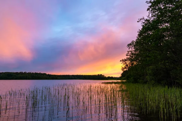 Reflejado en el agua suave de las nubes del lago al atardecer. Paisaje colorido, desenfoque de fondo —  Fotos de Stock