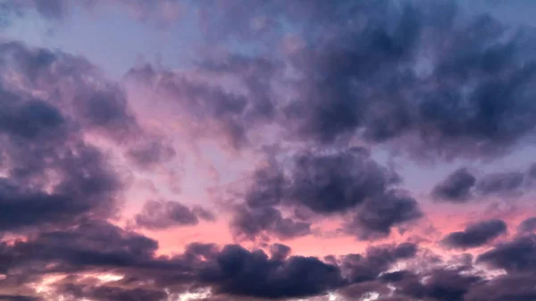 Barevné dramatické mraky při západu slunce — Stock fotografie