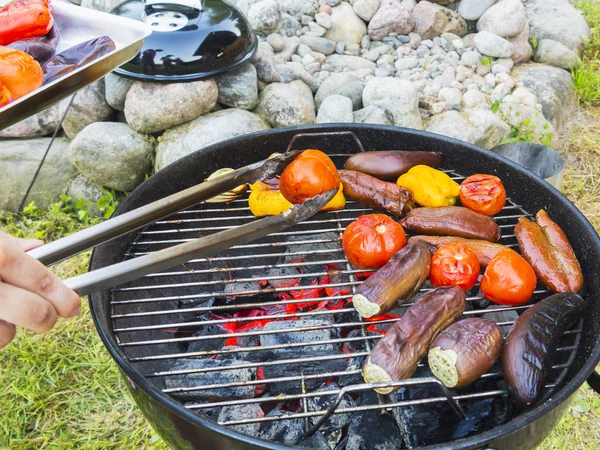 Gemüse im Sommer auf dem Rundgrill im Freien zubereiten — Stockfoto