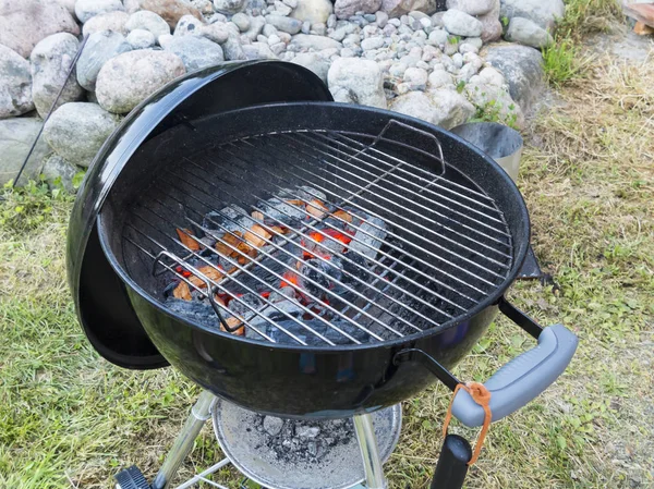 Kulatý gril s dřevěným uhlím připraveným k vaření — Stock fotografie