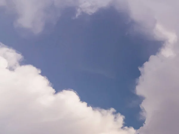 Vackra vita moln i den blå himlen, bakgrund, plats för text — Stockfoto