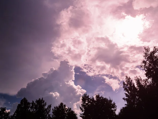 Nubes de tormenta en el cielo sobre el bosque, en la nube se pueden ver los contornos de la cara — Foto de Stock