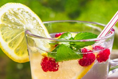 Limon, ahududu ve nane yakın çekim ile ferahlatıcı yaz kokteyli