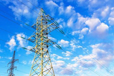 Mavi gökyüzü güç iletim pilon