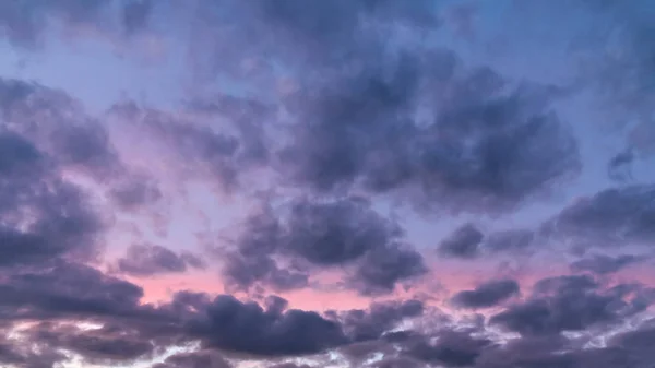Färgglada dramatiska moln vid solnedgången — Stockfoto