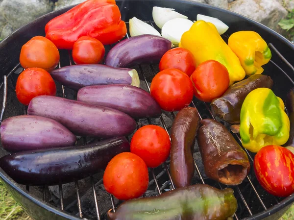 Gotowanie warzyw na okrągłym grillu na świeżym powietrzu w lecie — Zdjęcie stockowe