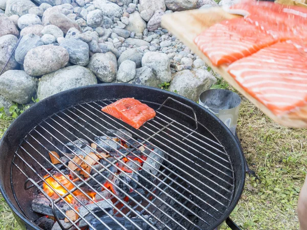 Cozinhar bife de salmão fresco na grelha, ao ar livre no verão — Fotografia de Stock