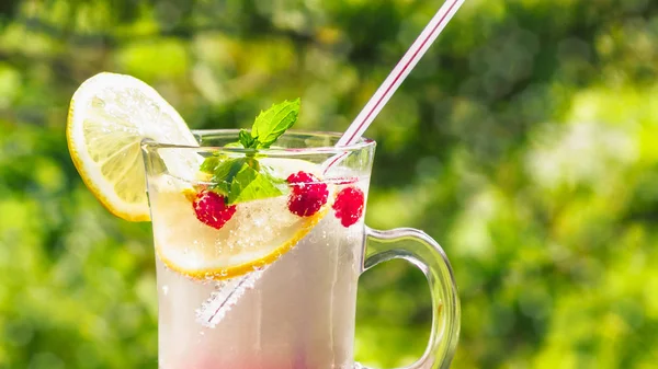 Refrescante cóctel de verano con limón, frambuesa y menta de cerca —  Fotos de Stock