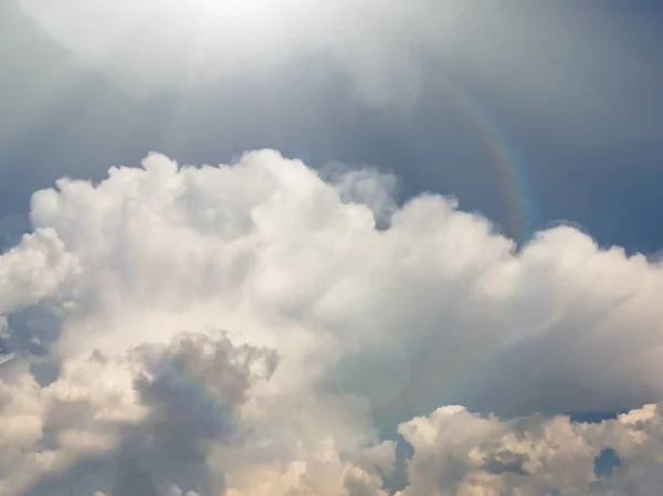 Vackra vita moln i den blå himlen, bakgrund — Stockfoto