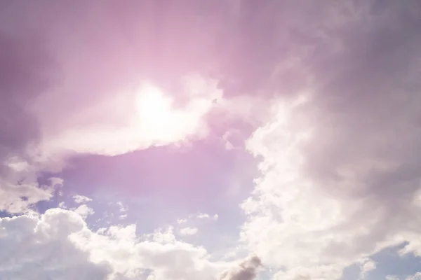 Sol och vackra rosa vita moln i den blå himlen, bakgrund — Stockfoto