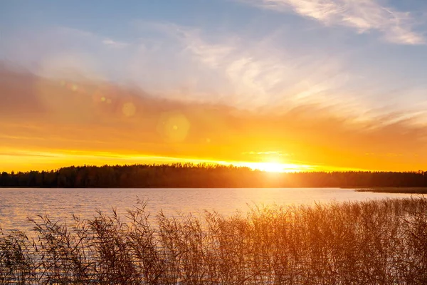 Hermosa puesta de sol en el lago en la noche de otoño - Imagen —  Fotos de Stock