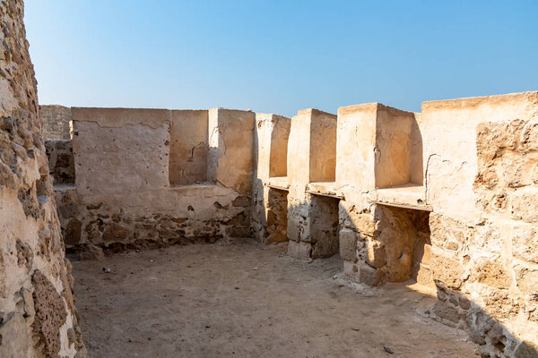 Форт Бахрейн разрушен в Манаме, Бахрейн. Музей Калат аль-Бахрейн, наследие ЮНЕСКО, крепостная стена
