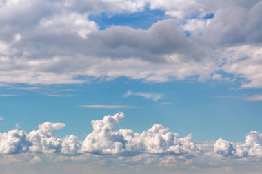 Mavi gökyüzünde güzel kümülüs bulutları