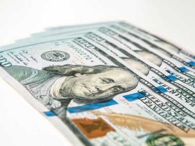 Birkaç dolarlık banknotlar masaya yatar, yakın çekim.