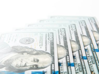 Birkaç dolarlık banknotlar masaya yatar, yakın çekim.