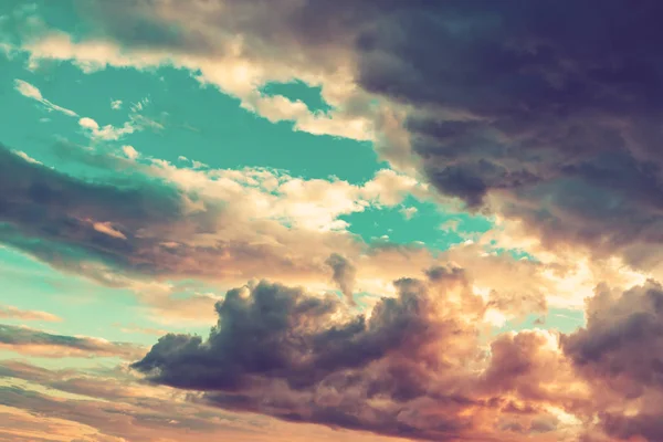 Vackra dramatiska moln på kvällshimlen — Stockfoto