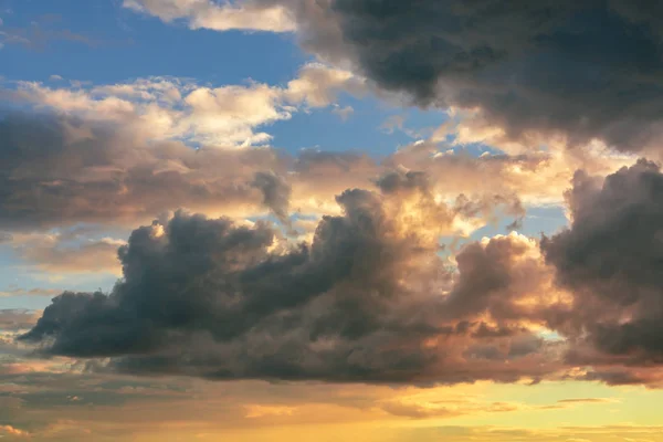 Vackra dramatiska moln på kvällshimlen — Stockfoto