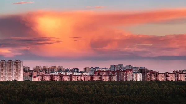 夕方の街並み。美しいドラマチックな雲の夕日. — ストック写真