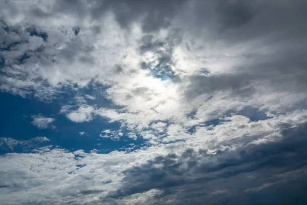 Nuvens de cúmulo bonitas em um céu azul — Fotografia de Stock