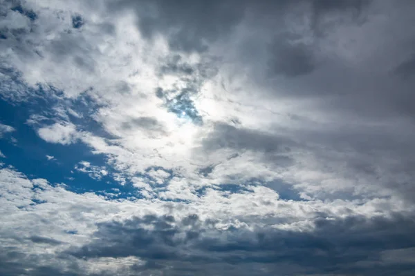 Hermosas nubes cúmulos en un cielo azul — Foto de Stock