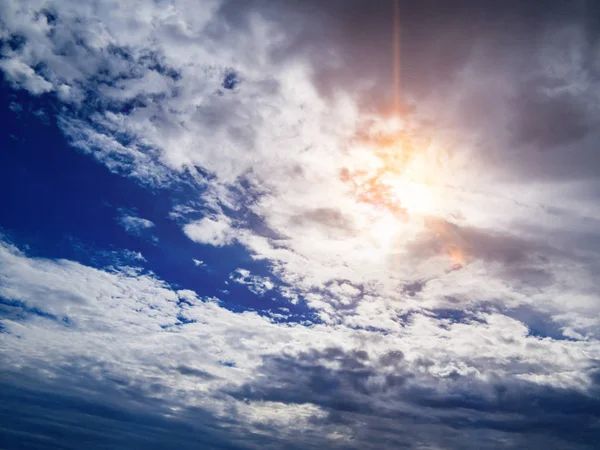 Vackra Cumulus moln i en blå himmel — Stockfoto