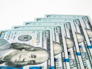 Birkaç dolarlık banknotlar masaya yatar, yakın çekim.