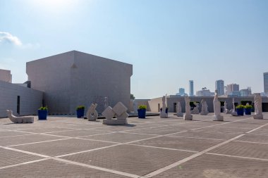 Manama, Bahreyn - 19 Aralık 2018: Bahreyn Ulusal Müzesi'nin girişinin önündeki meydan