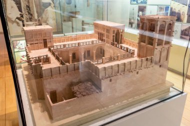 Manama, Bahreyn - 19 Aralık 2018: Ulusal müze binasının düzeni