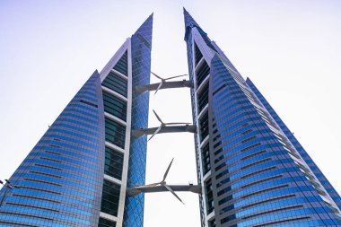 Manama, Bahreyn - 19 Aralık 2018: Bahreyn Dünya Ticaret Merkezi'nin şehir merkezindeki gökdelen binası