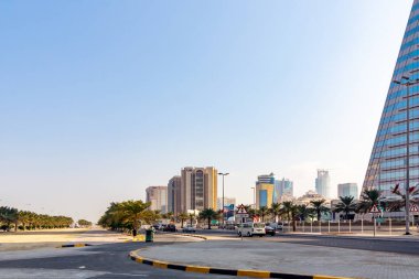 Manama, Bahreyn - 19 Aralık 2018: şehir merkezinde şehir caddesi