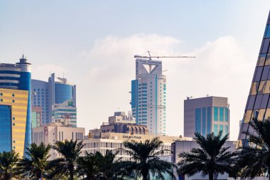 Manama, Bahreyn - 19 Aralık 2018: gökdelenler ve şehir evleri görünümü