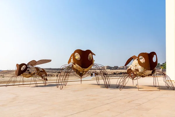 MANAMA, BAHRAIN - 19 DE DICIEMBRE DE 2018: esculturas de insectos cerca del Museo del Fuerte de Bahréin — Foto de Stock