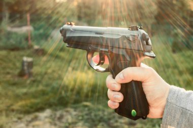 Pnömatik tabancaile kadın el, açık havada yakın çekim