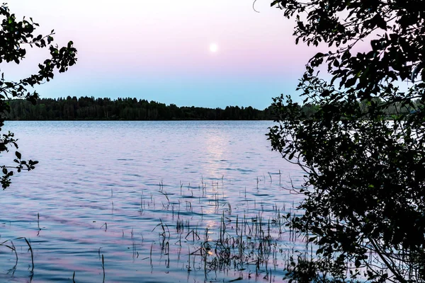 La luna se refleja en la superficie del lago. Hermoso paisaje nocturno, fondo —  Fotos de Stock