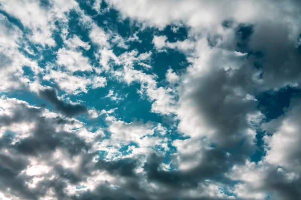 Nuvens bonitas em um céu azul, textura de fundo — Fotografia de Stock