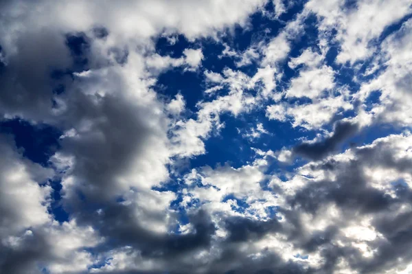 Nuvens bonitas em um céu azul, textura de fundo — Fotografia de Stock