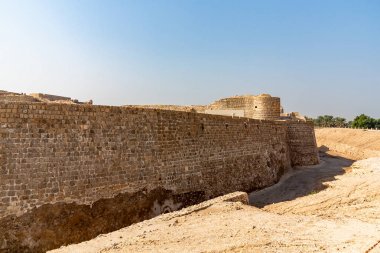 Manama, Bahreyn - 19 Aralık 2018: Manama'daki Kale harabesi, Qalat al-Bahreyn Site Müzesi, Unesco mirası, kale duvarı