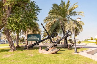 Doha, Katar - 20 Aralık 2018: Katar Galeri-Müzesi yakınlarındaki yaya geçidi boyunca palmiye ağaçları ve çiçekler