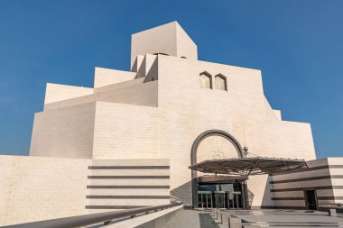 Doha, Katar - 20 Aralık 2018: İslam Eserleri Müzesi binasının dış cephesi, giriş