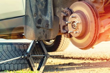 Otoyol üzerinde yedek tekerlekler, araba Jacked, tekerlek kaldırılır, bir yedek tekerlek var