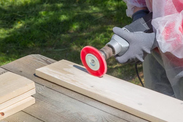 Обробка деревини синтетичним пензлем на кутовій шліфувальній машині - чищення, щоб надати благородній старовини — стокове фото