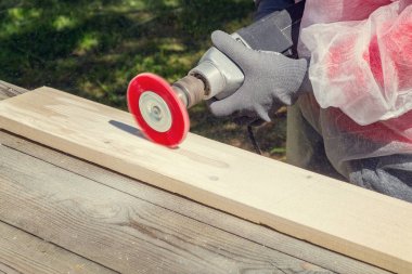 Bir açı değirmeni üzerinde sentetik bir fırça ile Ahşap işleme - asil bir antik vermek için fırçalama