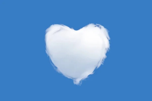 파란색 배경에 고립 된 심장 모양의 구름 — 스톡 사진