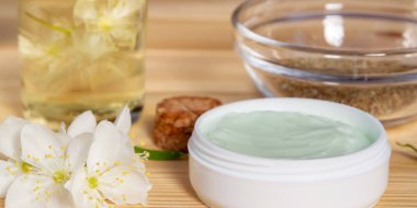 Krem kavanoz doğal bitki maddeler, yağlar ve otlar, hafif ahşap arka plan üzerinde yasemin çiçekleri yapılan - organik kozmetik kavramı nın hazırlanması, yakın