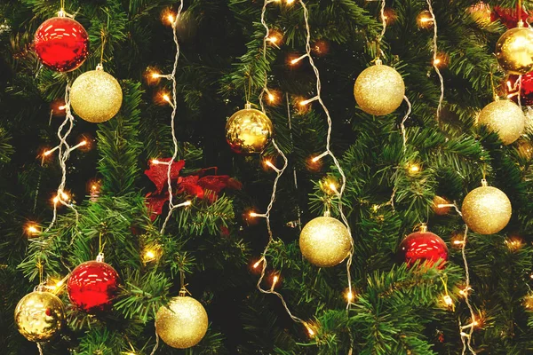 Рождественская елка украшена шарами, луками и гирляндами с огнями, фоном, текстурой — стоковое фото